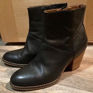 House of Harlow 1960 Lilly Black Leather Ankle Booties